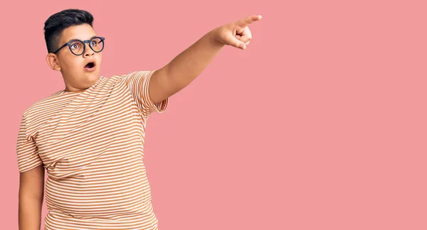 Liten Pojke Unge Bär Casual Kläder Och Glasögon Pekar Med — Stockfoto