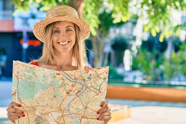 若いですブロンド観光女性身に着けています夏スタイル市内線を探しています地図を使用して公園で — ストック写真