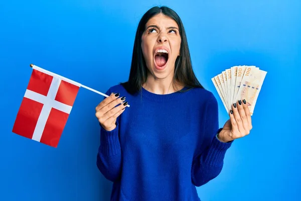 Jonge Spaanse Vrouw Met Denmark Vlag Kroon Bankbiljetten Boos Gek — Stockfoto