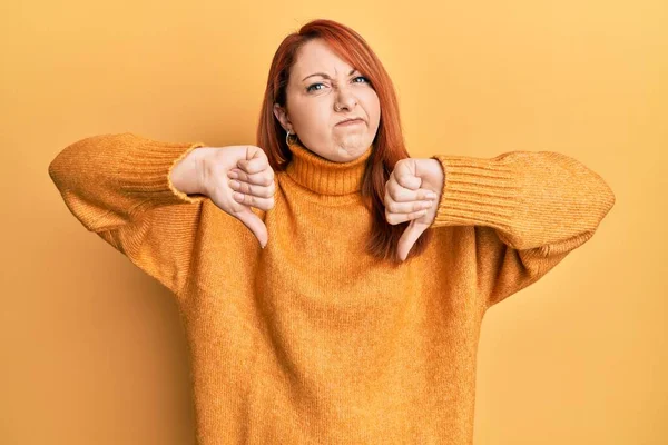 Mulher Ruiva Bonita Fazendo Polegares Negativos Para Baixo Gesto Cético — Fotografia de Stock