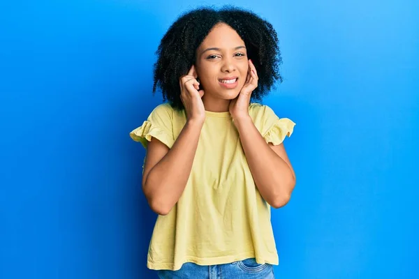 Ung Afrikansk Amerikansk Flicka Bär Casual Kläder Täcker Öronen Med — Stockfoto