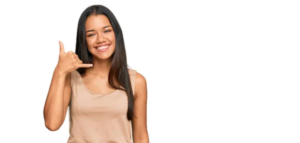 Hermosa Mujer Hispana Vistiendo Ropa Casual Sonriendo Haciendo Gesto Telefónico —  Fotos de Stock