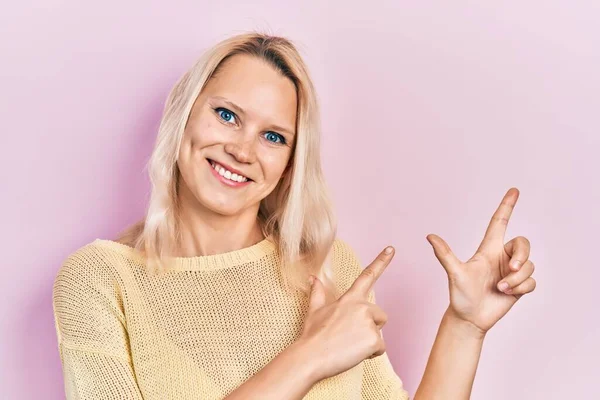 Gyönyörű Fehér Szőke Alkalmi Téli Pulóvert Visel Mosolyog Kamerába Néz — Stock Fotó