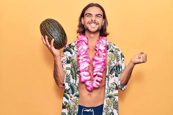 Ung Stilig Man Badkläder Och Hawaiian Lei Håller Melon Skriker — Stockfoto