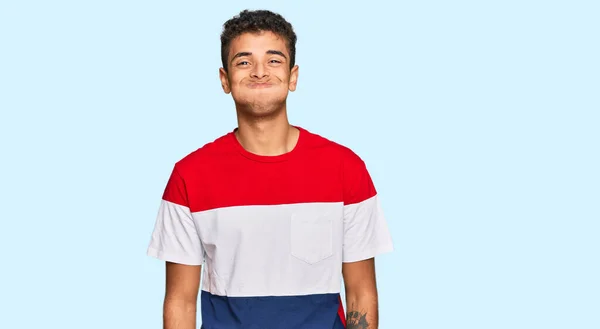 Joven Hombre Afroamericano Guapo Usando Ropa Casual Hinchando Mejillas Con — Foto de Stock