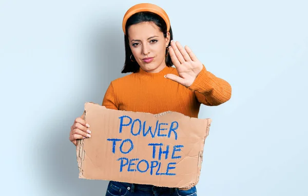 Chica Hispana Joven Sosteniendo Poder Pancarta Gente Con Mano Abierta —  Fotos de Stock
