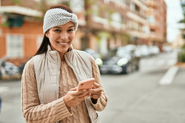 Mladý Latinsky Žena Usměvavý Šťastný Pomocí Smartphone Městě — Stock fotografie