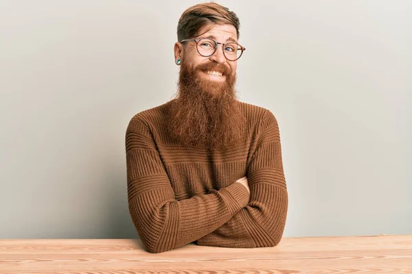 Jovem Irlandês Ruiva Homem Vestindo Roupas Casuais Óculos Sentados Mesa — Fotografia de Stock