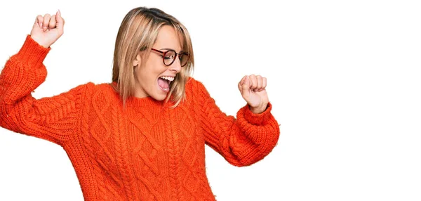 Mooie Blonde Vrouw Dragen Casual Kleding Glazen Dansen Gelukkig Vrolijk — Stockfoto