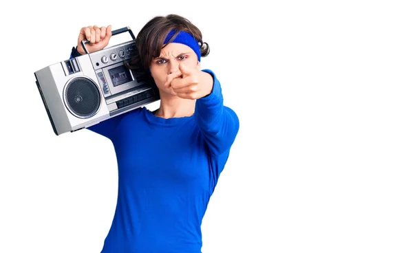 Mooie Jonge Vrouw Met Kort Haar Trainingskleding Boombox Wijzend Met — Stockfoto