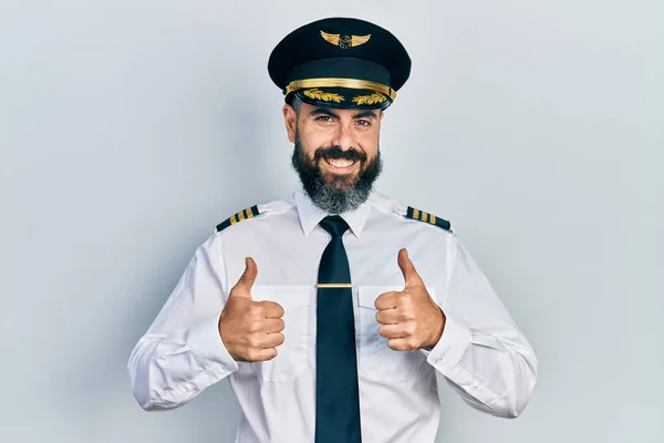 Jonge Spaanse Man Draagt Vliegtuig Piloot Uniform Succes Teken Doet — Stockfoto