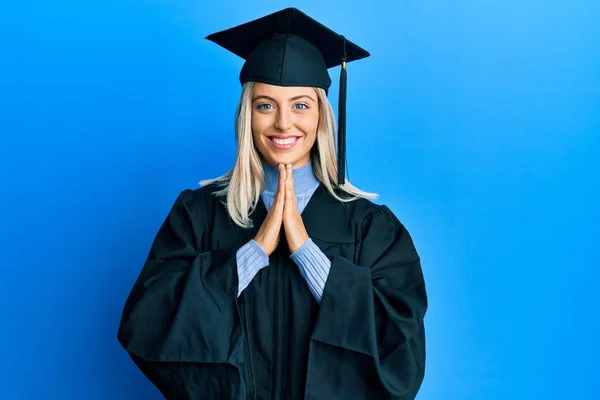 Schöne Blonde Frau Mit Abschlussmütze Und Zeremoniengewand Die Mit Händen — Stockfoto