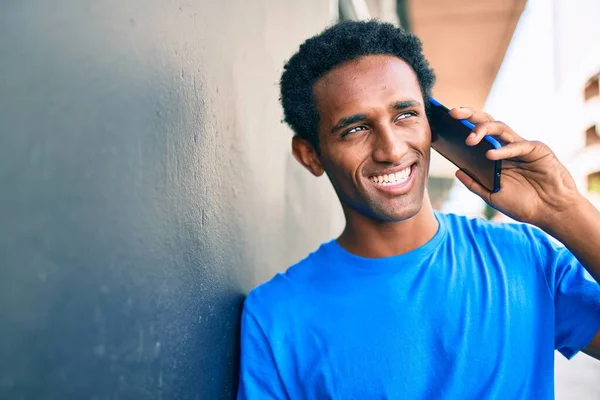 Hezký Černošky Africký Muž Usměvavý Šťastný Venku Mluví Telefonu — Stock fotografie