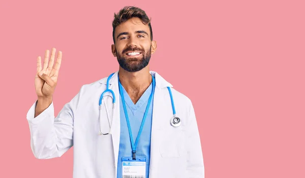 Jovem Hispânico Vestindo Uniforme Médico Estetoscópio Mostrando Apontando Para Cima — Fotografia de Stock