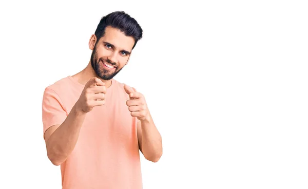 Joven Hombre Guapo Con Barba Con Camiseta Casual Señalando Con —  Fotos de Stock