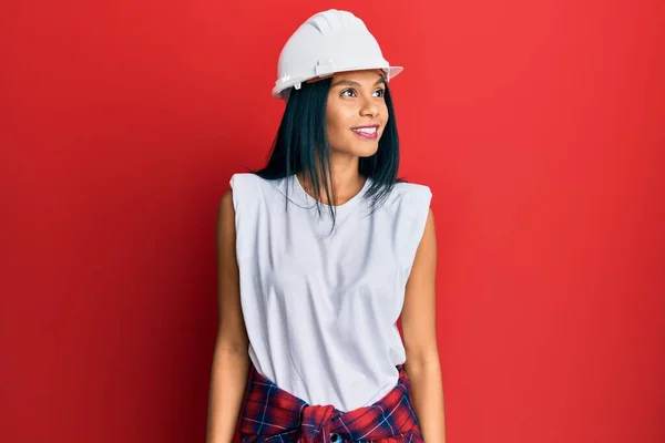 年轻的非洲裔美国女人戴着建筑师的硬礼帽 面容自然 面带微笑地放松自己的姿态 — 图库照片