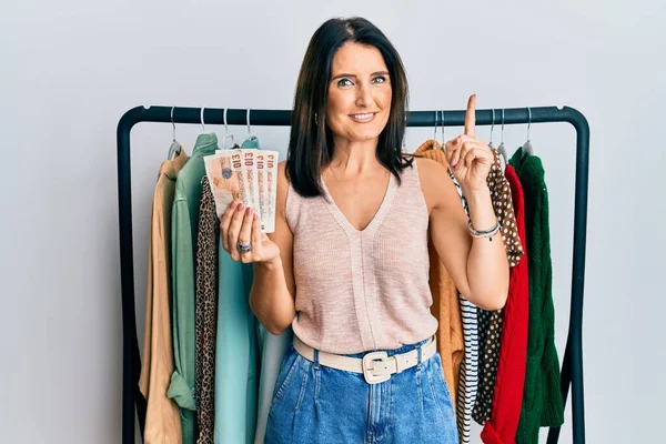 Bruna Mezza Età Personal Shopper Donna Che Tiene Sterline Banconote — Foto Stock