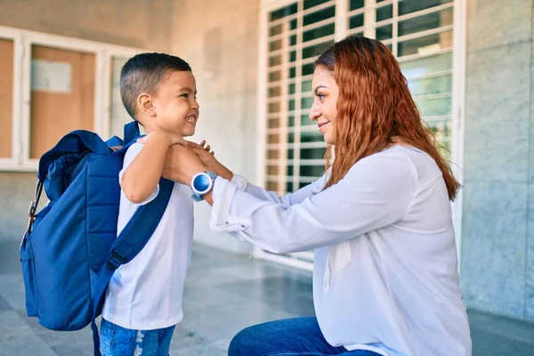 Adorable Estudiante Latino Mamá Escuela Madre Preparando Niño Poner Encima — Foto de Stock