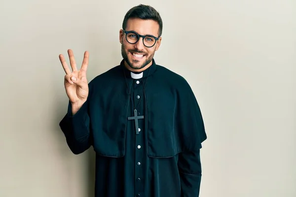 Joven Hombre Hispano Vistiendo Uniforme Sacerdote Pie Sobre Fondo Blanco —  Fotos de Stock