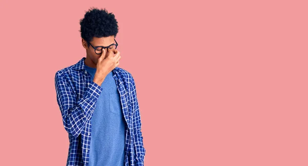 Jovem Afro Americano Vestindo Roupas Casuais Óculos Cansados Esfregando Nariz — Fotografia de Stock