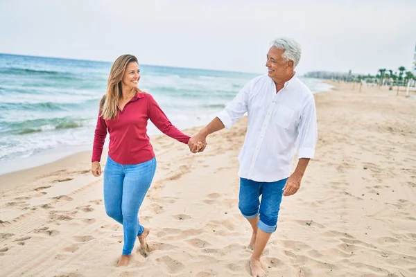 Medelåldern Hispanic Par Ler Glad Promenader Stranden — Stockfoto