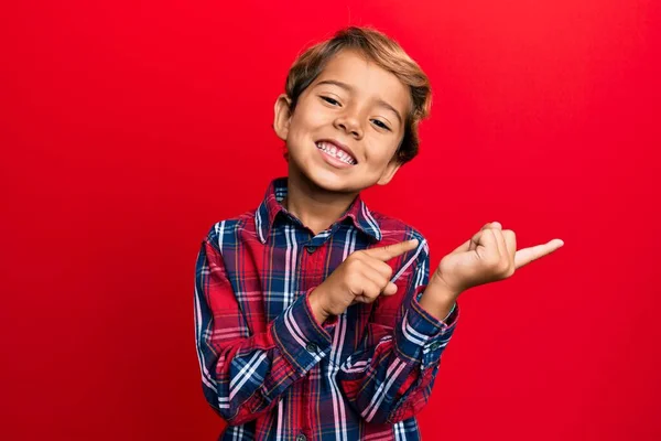 Förtjusande Latinbarn Som Bär Casual Kläder Leende Och Tittar Kameran — Stockfoto