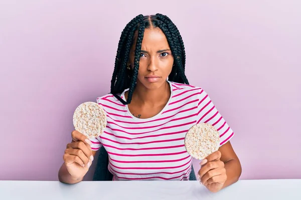 Mooie Spaanse Vrouw Die Gezonde Rijst Crackers Eet Sceptisch Nerveus — Stockfoto