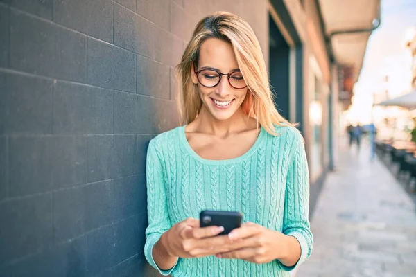 Mujer Rubia Joven Sonriendo Feliz Usando Teléfono Inteligente Ciudad — Foto de Stock