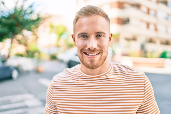 Ung Irländsk Man Ler Glad Promenader Gatan Staden — Stockfoto