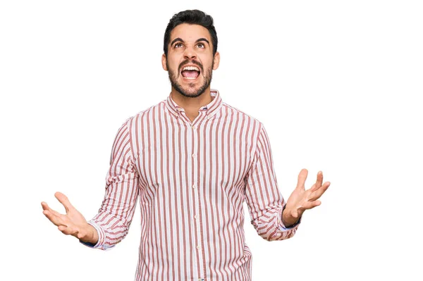 Genç Spanyol Bir Adam Gömleği Giyiyor Deli Gibi Bağırıyor Bağırıyor — Stok fotoğraf