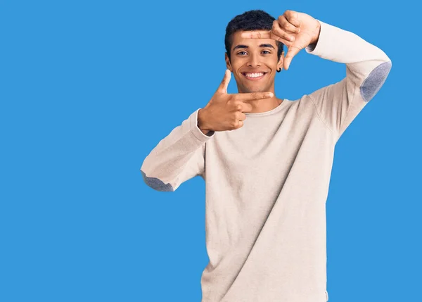 若いアフリカ系アメリカ人の男性が幸せな顔で手や指でフレームを作る笑顔カジュアルな服を着ています 創造性と写真の概念 — ストック写真