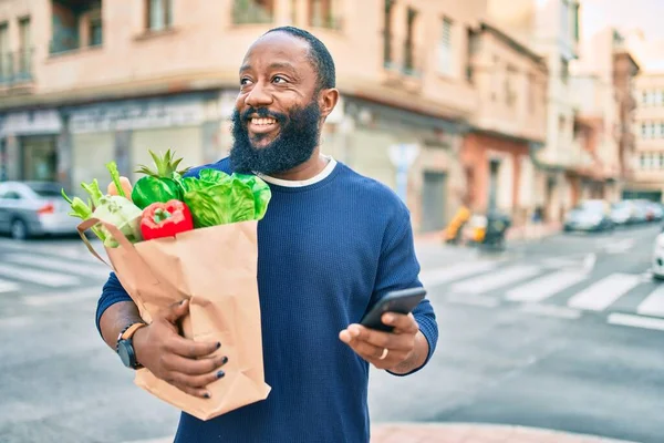 Hombre Afroamericano Con Barba Sosteniendo Una Bolsa Papel Supermercado Usando —  Fotos de Stock