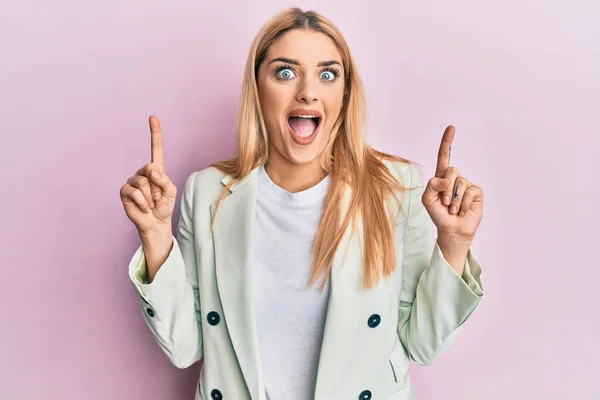 Giovane Donna Caucasica Indossa Abiti Lavoro Che Punta Dita Celebrando — Foto Stock