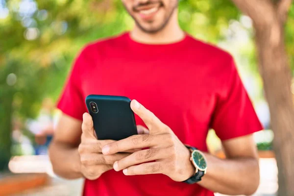 Joven Latino Sonriendo Feliz Usando Smartphone Caminando Por Ciudad —  Fotos de Stock