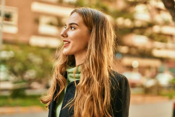 Jong Blond Meisje Glimlachen Gelukkig Staan Stad — Stockfoto