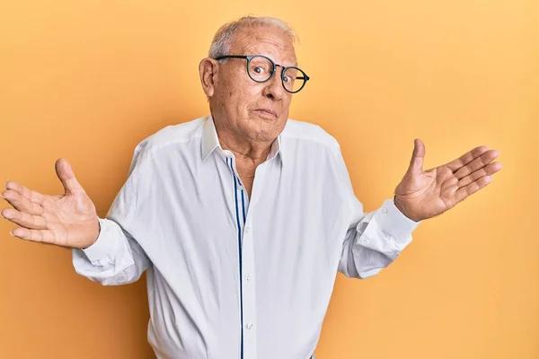 Uomo Anziano Caucasico Che Indossa Abiti Casual Occhiali All Oscuro — Foto Stock