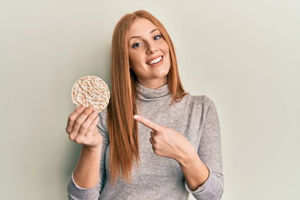Sağlıklı Pirinç Krakerleri Yiyen Genç Rlandalı Kadın Mutlu Bir Şekilde — Stok fotoğraf