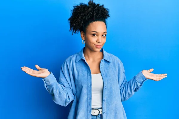 Junge Afrikanische Amerikanerin Lässiger Kleidung Ahnungslos Und Verwirrt Mit Erhobenen — Stockfoto