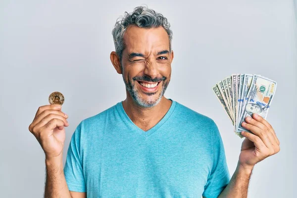 Šedovlasý Muž Středního Věku Držící Dolary Bitcoin Mrkající Kameru Sexy — Stock fotografie