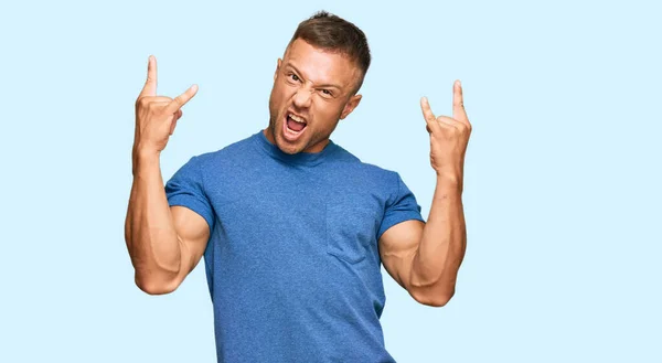 Handsome Muscle Man Wearing Casual Clothes Shouting Crazy Expression Doing — Stock Photo, Image