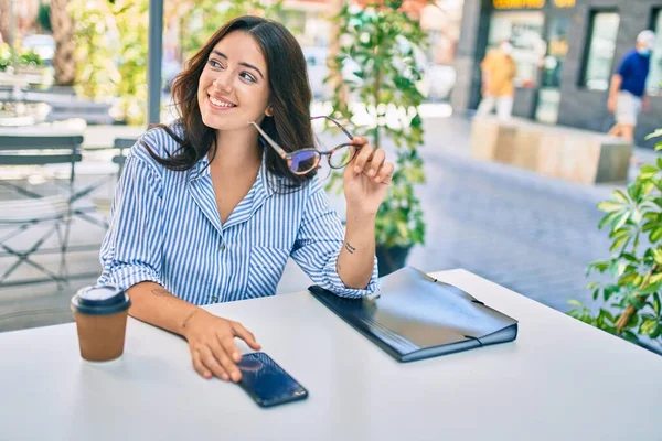 Joven Empresaria Hispana Sonriendo Feliz Usando Smartphone Terraza Cafetería — Foto de Stock