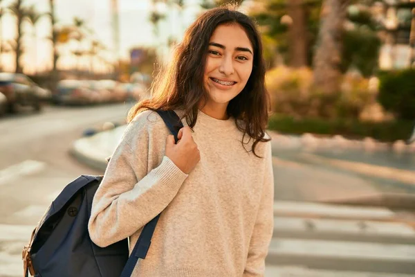 Joven Estudiante Oriente Medio Sonriendo Feliz Pie Ciudad — Foto de Stock