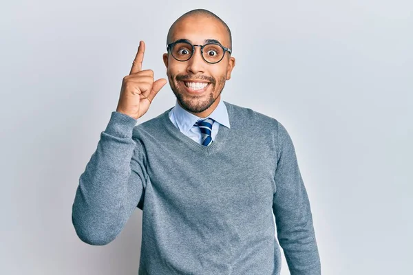 Gözlüklü Stili Takan Spanyol Yetişkin Bir Adam Başarılı Bir Fikri — Stok fotoğraf