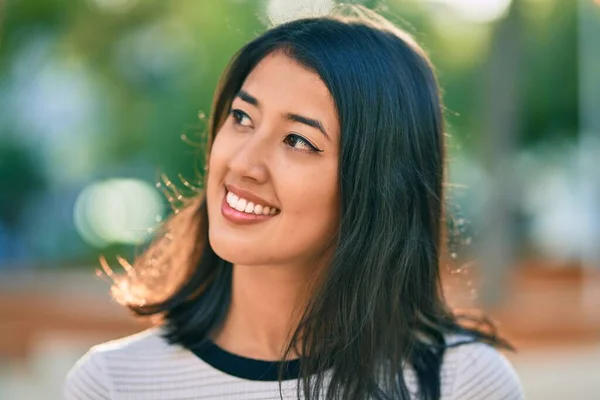 Giovane Donna Ispanica Sorridente Felice Passeggiando Parco — Foto Stock