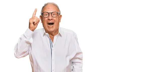 Starszy Biały Mężczyzna Koszuli Biznesowej Okularach Wskazujących Palcem Udany Pomysł — Zdjęcie stockowe