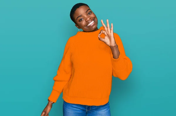 Jonge Afro Amerikaanse Vrouw Draagt Casual Kleding Glimlacht Positief Doet — Stockfoto