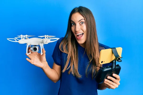 Jovem Mulher Bonita Tirando Uma Foto Selfie Com Drone Voador — Fotografia de Stock