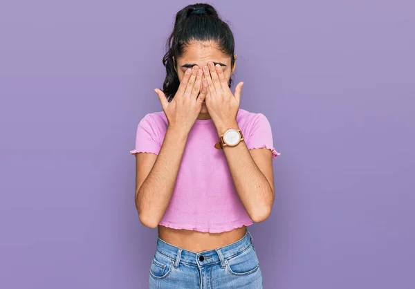 西班牙裔少女 带着牙套 穿着休闲服 揉揉眼睛 以消除疲劳 困倦和疲倦的表情 视力问题 — 图库照片