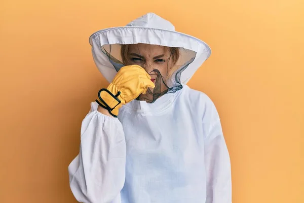 Bella Donna Caucasica Bionda Che Indossa Uniforme Protettiva Apicoltore Che — Foto Stock