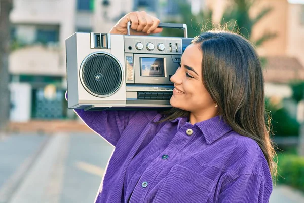 Junge Hispanische Frau Lächelt Glücklich Und Hört Musik Mit Boombox — Stockfoto